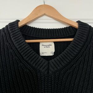 Abercrombie & Fitch women’s V-Neck cable knit Sweater in Black